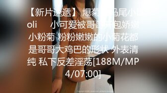 监控摄像头偷拍可爱小美女洗澡澡