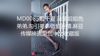 偷窥高跟长发眼镜美女嘘嘘