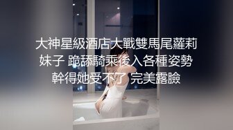 某直播平台年轻情侣为了钱按照会员要求的动作当场打炮,美女还一直不停挑逗其他会员打赏,对话极其淫荡不堪