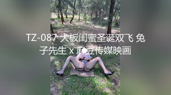 淫荡巨乳嫂子，一对豪乳大又软，呼之欲出，翘起屁股把内裤，骑乘位自己动，后入撞击奶子晃动