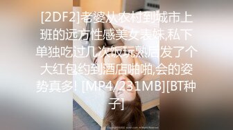 颜值不错的小少妇露脸镜头前卖骚，让大哥在一旁玩自己的骚逼