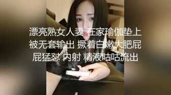 ❤️❤️小嫂子的诱惑，厨房剪小龙虾，翘着屁股玩跳蛋，多毛骚逼，老公滴蜡，掏出JB舔屌，边做菜边自慰