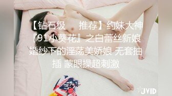 白长袜美眉 撅着屁屁对着我 被无套后入 健身妹子的屁股健身结实 逼也紧 一交就受不了 射了