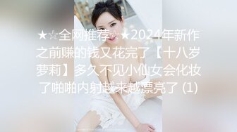 专操良家人妻大神【哲哥】 老公出差 跑到人妻家里操她骚逼，边操边给给她老公打电话，想叫又怕被老公发现 超刺激