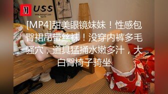 黑_客破_解家_庭网_络摄_像头★偷_拍奇葩饥渴母女采用同样姿势 摩擦自慰 (5)