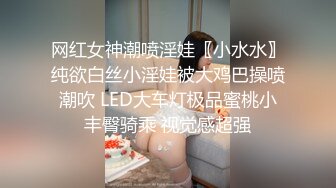 剧情演绎韵味美少妇勾搭足浴男技师，往上一点点再往上一点点，大腿根部揉搓掏出奶子，拨开内裤按摩床上骑坐