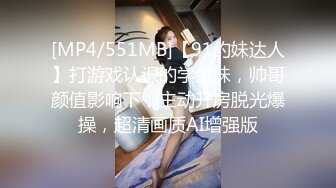 肉丝伪娘 前锁后超大肛塞出门 露锁去敲门然后赶紧跑 马路中央这样搞会不会被叔叔请去喝茶啊 事后我才想起来有监控