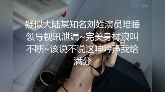 没开鲍的巨乳少妇翘起屁股跪在床上，摆了一个后入的姿势好诱人，小骚货真会选内裤，衬托地非常唯美！