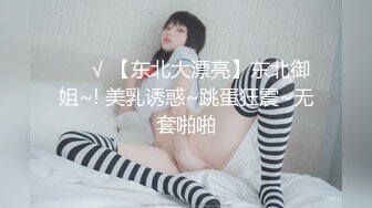 颜值不错小姐姐穿着白衣牛仔裤，坐沙发上揉捏她