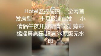 苹果手机门缝偷拍爱狗的合租妹子脱光衣服一边打电话一边揉胸 (2)