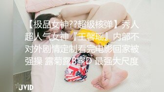 后入骚货，自己动手放进去，声音很淫荡