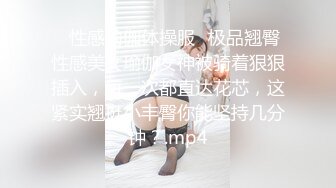 腰细胸大耐操短发小骚货激情大战，上位抓着奶子抽插打桩，性感美臀对着镜头猛操，操完还不爽再自慰