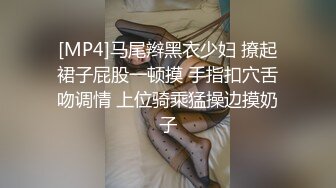 [MP4/ 2.11G] 纯欲系极品小女人让大哥在镜头前玩弄，吃奶舔逼道具抽插样子好迷人