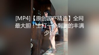 商场女厕近距离偷窥极品丝袜美少妇的馒头B