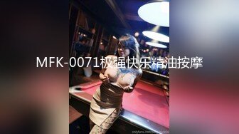 女友霸占电脑玩游戏，无聊只能玩她的奶子了