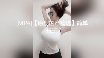 小伙子搞50岁老阿姨，让阿姨表演一番自慰，摸骚逼，‘哇哇哇，好多水，水’，阿姨都乐坏啦！