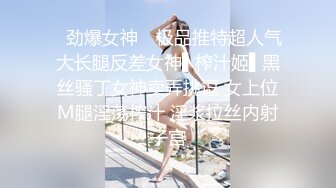 骚妈妈带着大女儿一起直播大秀，全程露脸黑丝情趣连奶子上的纹身都一样，性感的玫瑰花，玩奶舔逼道具摩擦