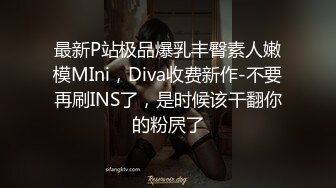 比较有韵味的轻熟女发骚诱惑狼友，丝袜情趣听狼友指挥展示，道具不停抽插大黑笔浪叫不止，掰开看特写别错过