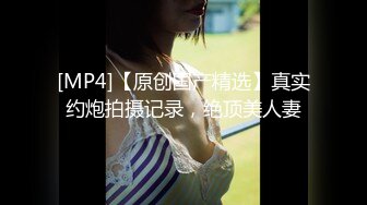 厌倦了照顾吉博的已婚妇女像画一样走着堕落的生活