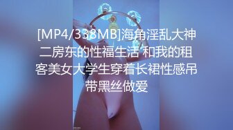 甜美小少妇跟好姐妹在床上撩骚，边玩游戏边直播赚外快，揉奶抠逼淫水多多自己舔让狼友刷礼物买屁股精彩刺激