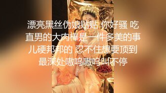 兩個漂亮嫩妹光著身子鏡頭前大尺度直播 一個幫另一個舔逼逼 還拿自慰棒插她騷穴很淫蕩