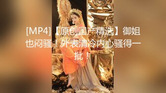 最新《疯狂抖音》新篇之《播着播着妈妈回来了》漂亮美女自述还是个处 刚脱裤子妈妈回来了