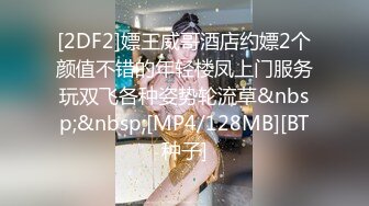 两个漂亮妹子这样跪趴面前不停的揉捏扒拉鸡巴冲动挡不住肯定要硬啊