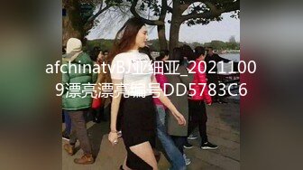 性感淘气女孩梅丽莎·摩尔和莱利·里德给他们的书呆子继父做了一次肮脏的化妆