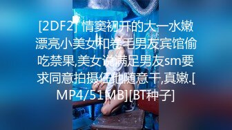 眼镜男约了个蓝衣妹子酒店TP啪啪，连体情趣网袜黄狗撒尿姿势舔蛋猛操