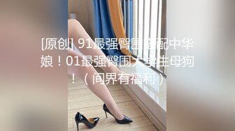 两个妹子脱光衣服练习完模特步就被眼镜小哥双飞