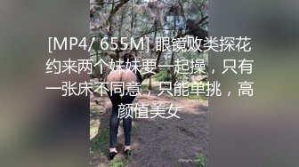 嫂子家邀请我到她家吃小龙虾,说大哥出差了,她一个人也吃不完,嫂子衣服扣子没扣好,看到她奶头了,我只好低着头一直喝啤酒