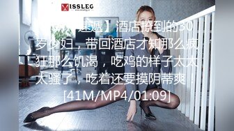 公园女厕全景偷拍牛仔裤美少妇张着大口的黑鲍鱼