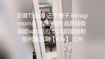 极品淫荡学妹露脸跟狼友互动撩骚，让大哥调教用小嘴伺候大哥的鸡巴，各种舔弄吸蛋蛋听大哥指挥精彩又刺激