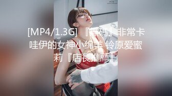 《极品CP魔手外购》集体公寓女厕双机位全景偸拍各种学生和上班族小姐姐方便，逼脸同框全身有美女有美逼 (12)