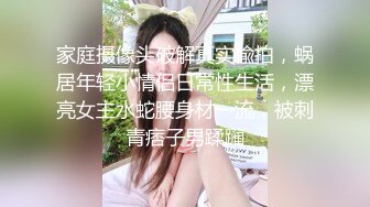 大奶熟女人妻穿着羽毛情趣内内 撅着大屁屁想要了 骚逼舔的淫水哗哗响