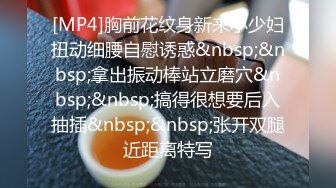 《魔手外購☀CP精品》地鐵女廁全景偸拍絡繹不絕的年輕小姐姐方便☀美女多亮點多，妹子換奶罩一對大奶又圓又挺手感絕對一流 (3)